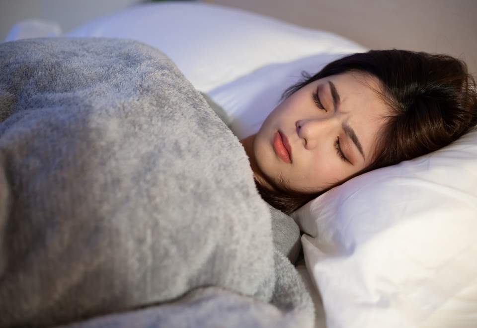 Woman not able to sleep in bed